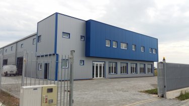 Hala industriala cu zona de birouri , showroom depozitare si productie 